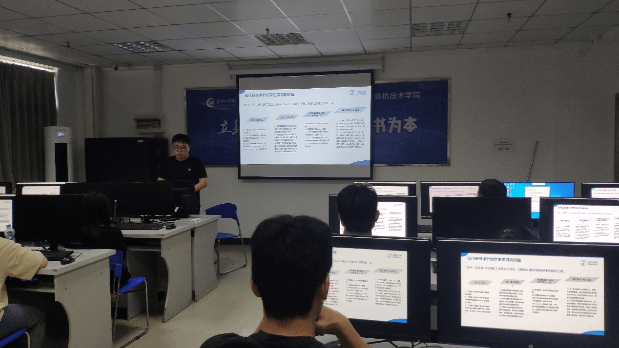 2024年职业教育活动周 计算机技术学院师生展风采，技术咨询与技术服务双管齐下